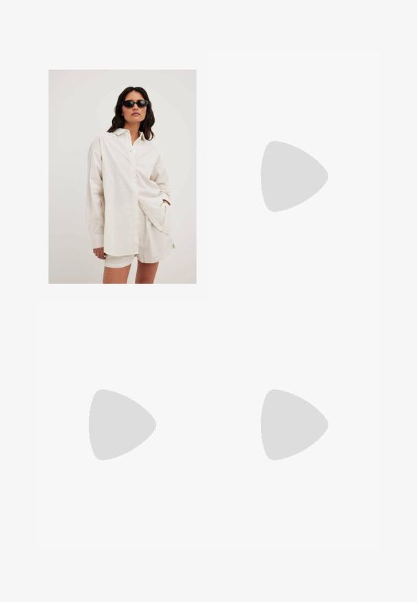 NA-KD SEERSUCKER MIT LANGEN ÄRMELN - Overhemdblouse - beige stripe; Zwarte satijnen midi-rok met een gladde textuur, A-lijn vorm en een subtiele glans. Heeft een slank, eenvoudig ontwerp zonder versieringen.; Zwarte flip-flop met een gestructureerde rubberen zool, twee slanke banden en een subtiele, ingedrukte logo-detail op de band.; Kattenoogbril met ovale lenzen en een strakke, gladde afwerking. Heeft dunne zijkanten met een subtiele kromming bij de slapen. Transparante lenzen.