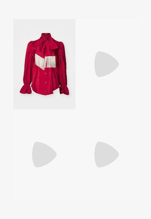 Blusa rossa in satin con collo alto e grande fiocco, dotata di maniche lunghe a palloncino e un dettaglio in frange bianche sul petto. Chiusura a bottoni sul davanti.; Jeans in denim grigio a gamba larga con vita alta, caratterizzati da un classico design a cinque tasche e una cintura passante. Tessuto testurizzato.; Stivale alla caviglia argento con una superficie testurizzata e simile a rete, punta a punta e un tacco basso e strutturato. Presenta una fodera interna liscia.; Borsa di perline realizzata con perle bianche, con una superficie texturizzata e un fondo frangiato, indossata con un capo beige sgualcito.; Orecchini d'argento con catene pendenti, caratterizzati da numerosi gemme trasparenti disposte in un motivo lineare, che offrono un effetto scintillante.
