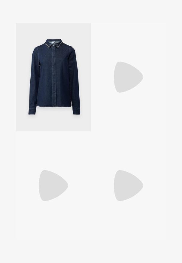 Temno moder srajc z gumbnim zapenjanjem spredaj, dolgimi rokavi in ovratnikom, okrašenim z dekorativnimi kovinskimi žebljički. Gladka tekstura, klasičen kroj.; Črne široke hlače iz gladkega materiala, z visokim pasom, zgornjimi pregibi in stranskimi žepi. Preprost dizajn brez okrasnih elementov.; Črne lakirane sandale s peto, kvadratnim prstom, trakovi okrog gležnja in srebrnimi zaponkami. Opremljene so s stabilno Debelo peto.; Črna usnjena torbica s ukrivljeno obliko, z odstranljivo naramnico in zlatimi dodatki. Torbica ima pokrov s podrobnostmi v obliki zaponke.