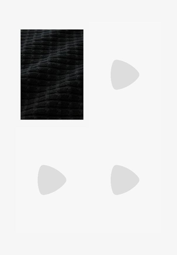 Tessuto in maglia nera con un motivo testurizzato a griglia, con quadrati in rilievo che conferiscono profondità e un aspetto morbido e tattile.; Maglietta bianca in cotone con maniche corte, scollatura rotonda, vestibilità comoda e senza loghi o motivi visibili. Texture liscia e design minimale.; Pantaloni neri con design a pieghe sul davanti, realizzati in tessuto morbido. Presentano una chiusura con bottone e passanti per cintura; vestibilità a gamba dritta.; Sneakers in suede nero con lacci bianchi e tre strisce bianche. Presentano un logo circolare nero sulla linguetta e una suola in gomma color gomma.