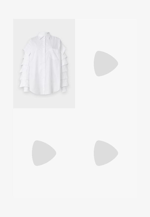 Camicia bianca con colletto, caratterizzata da maniche a strati con volant, taschino sul petto e chiusura con bottoni; realizzata in cotone leggero.; Jeans a vita alta con gamba dritta, in denim chiaro e scuro con effetto sbiadito e design classico a cinque tasche.; MOSCHINO BUCKLED BOW - Decolleté - bianco; Borsa a mano in pelle teal con finitura texturizzata, dotata di una tracolla in metallo argentato e di un accento metallico decorativo sul davanti. Forma compatta e rettangolare.