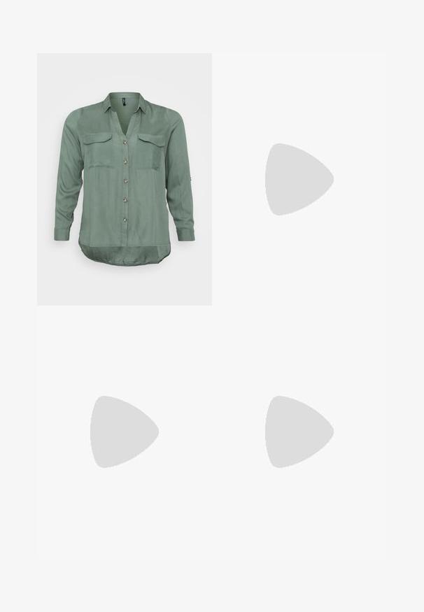 Vero Moda Curve VMBUMPY SHIRT NEW - Overhemdblouse - laurel wreath; Lichtblauwe denim jeans met een recht model, voorzien van vijf zakken, een riemlussen en subtiele vervaging aan de voorkant.; Marineblauwe sneaker met een textuurstof bovenwerk, witte platformzool, ronde neus en zwart hakaccent. Voorzien van zes gaatjes voor veters.; Zwarte leren handtas met een gebogen vorm, afneembare schouderband en gouden hardware. De tas heeft een klep met een gespsluiting.