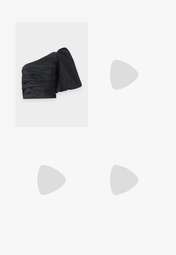Top nero a spalla unica con tessuto arricciato, caratterizzato da un design strutturato e una finitura testurizzata. Materiale morbido e leggero con un aspetto liscio.; Pantaloni neri su misura con un design a gamba dritta, caratterizzati da una texture liscia e pieghe ben definite sul davanti. Senza hardware visibile.; Scarpa slingback nera con punta affilata e tacco basso, realizzata in pelle liscia e con un design a taglio laterale per favorire la traspirabilità.; Borsa a tracolla in pelle nera con una texture morbida, forma triangolare e tracolla regolabile, abbinata a una camicia a righe blu chiaro e pantaloni bianchi.