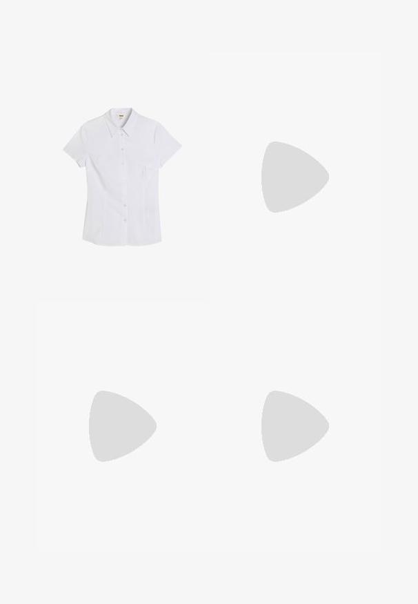 Camicia bianca a maniche corte con colletto rigido, realizzata in tessuto liscio. Presenta una forma aderente e sei bottoni trasparenti lungo il davanti.; Jeans in denim azzurro chiaro con taglio dritto, cinque tasche e aree leggermente sbiadite. Presentano una chiusura frontale con bottone e cerniera.; Scarpa con tacco alto, aperta davanti, di colore marrone con una finitura lucida, una sottile cinghia alla caviglia e un tacco a spillo. Texture liscia, design minimalista.; Borsa a mano in pelle nera con una texture liscia, forma arrotondata, dettagli in hardware dorato e doppi manici. Presenta un lucchetto decorativo sul lato.