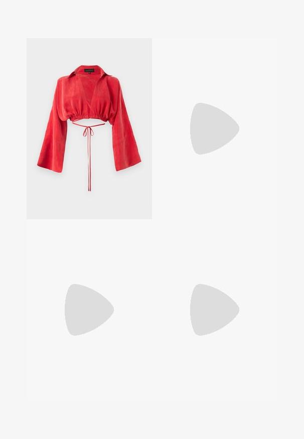 Blusa roja corta hecha de tejido suave, con escote en forma de V, mangas largas y anchas, y cintura ajustada con un detalle de lazo en la parte posterior.; Filippa K WIDE LEG JEAN - Vaqueros baggy - washed mid blue; Filippa K SQUARE TOE - Tacones - black; Bolso tote de cuero marrón con dos asas largas, detalles en dorado y una textura suave. Diseño simple y rectangular sin adornos.