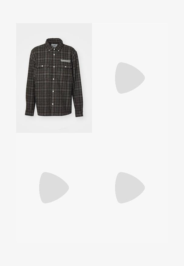 Chemise en flanelle à carreaux noirs et marron avec un col pointu, des manches longues, deux poches sur la poitrine et un logo blanc sur le côté gauche.; T-shirt en coton noir Nike avec un col rond classique, des manches courtes et un logo embossé subtil sur la poitrine. Texture lisse.; Pantalons cargo noirs avec une coupe droite. Fabriqués à partir d'un tissu durable, ils disposent de deux poches latérales avec fermetures à rabat et d'un zip à bouton.; Des chaussures de sport noires avec un tissu texturé et des semelles en caoutchouc, dotées de lacets élastiques et d'un accent bleu au talon. Portées avec un pantalon en denim clair.