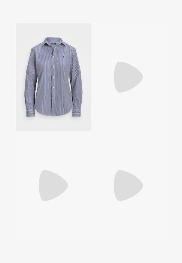 Modrá a biela pruhovaná košeľa s dlhým rukávom, s golierom na zapínanie, kontrastnými manžetami a malou emblematickou nášivkou na hrudi.; Svetlomodré denim nohavice s voľným, širokým strihom. Obsahujú predné záhyby, zapínanie na gombík a zips a roztrhnuté lemovanie.; Čierne lakované slingback topánky s špicatou špičkou, dvomi strapcami, zlatými kruhovými akcentami a nízkym blokovým podpätkom.; Čierne a zlaté slnečné okuliare so zelenými šošovkami, v mačacím tvare, s kovovými akcentmi a strukturálnym rámom.; Námornícky zamakový kabelka so štruktúrovaným tvarom, s dvoma hornými uchami a dlhým, nastaviteľným popruhom. Obsahuje kontrastné švy a bočný tag.