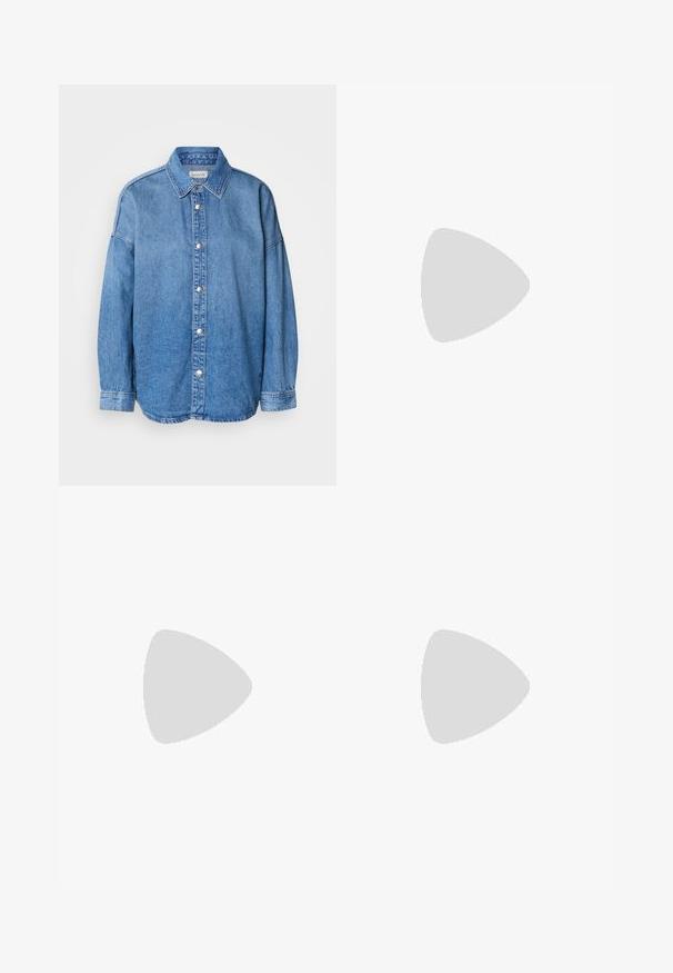 Lys blå denimskjorte med krage, lange ermer og sølvknapper, sentrert på en hvit bakgrunn.; Sorte skreddersydde bukser med rett silhuett, med en glatt tekstur og klare pressede bretter foran. Ingen synlig maskinvare.; Sorte lærreim hæler med spiss tå, som har en slank hæl og en gullfarget detalj på den justerbare stroppen. Glatt tekstur.; Sort lærveske med en strukturert design, som har en avkortet form, topphåndtak og detaljer i gull. Justerbar skulderstropp inkludert.