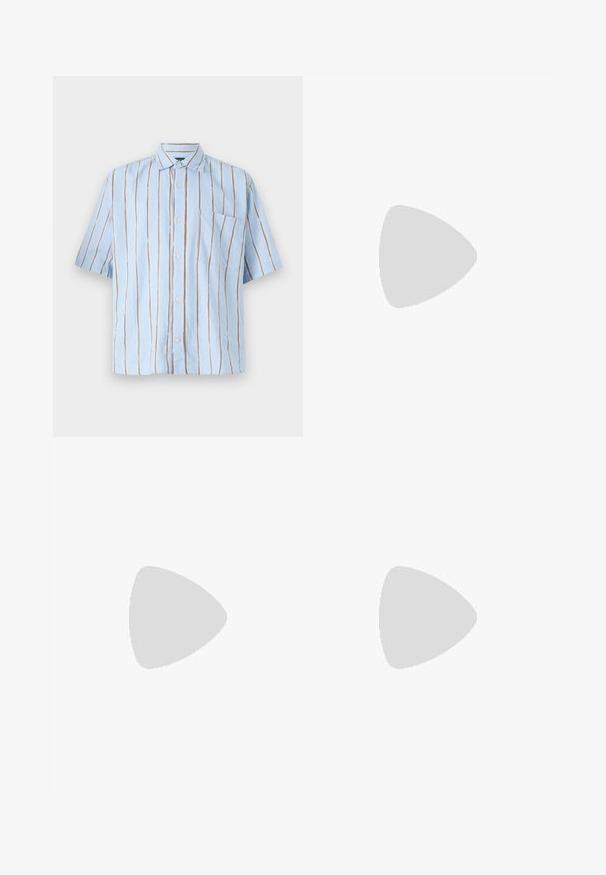 Camisa de manga corta azul claro con rayas verticales blancas y marrones, con botón en la parte delantera y un solo bolsillo en el pecho.; Camiseta de algodón blanca de manga corta, con un clásico cuello redondo y un pequeño logo bordado en negro en el lado izquierdo del pecho.; Pantalones de algodón blancos con un diseño de pierna recta, manchas visibles y cierre de botón. Cuenta con bolsillos frontales y una etiqueta en la cinturilla.; Zapatilla baja de ante azul marino con una superficie texturada, suela de goma y cordones tonales, que presenta un pequeño logotipo en el lateral y en el talón.