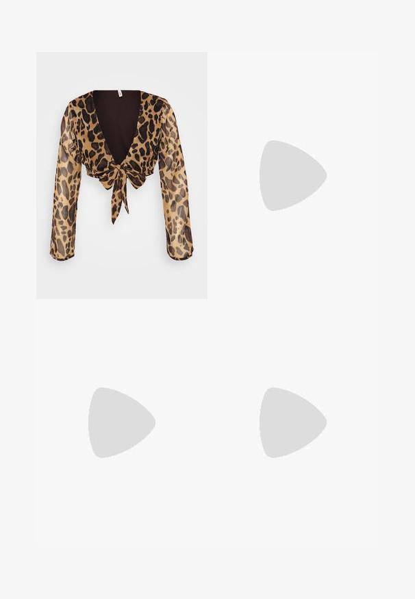 Crop top con stampa leopardo in tessuto leggero e trasparente. Presenta maniche lunghe, scollatura a V profonda e un davanti annodato. Schema di colori marrone e beige.; Pantaloni neri a gamba larga realizzati in un tessuto morbido, con frontale liscio, passanti per cintura e senza tasche visibili. Design pulito e sartoriale.; Sandalo nero con cinturini, dalla punta squadrata e tacco basso a blocco. Presenta diversi cinturini sottili e una cinturini regolabile alla caviglia. Realizzato in pelle liscia.; Borsa a tracolla nera in pelle con una texture liscia, forma rettangolare e dettaglio in catena metallica sul davanti. Inclusa una tracolla regolabile.
