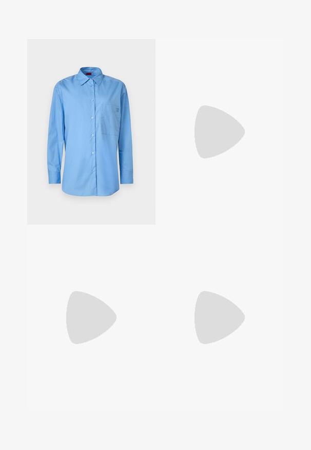 Lyseblå skjorte med knapper i bomuldsstof, der har en klassisk krave, lange ærmer og en brystlomme med logo-detajle.; Sorte bukser med lige pasform, der har frontlommer og slidser i kanten. Lavet af blødt, glat stof. Velegnet til forskellige anledninger.; Lys blå patentlæder mule med spids tå, lav gennemsigtig hæl og et elegant design med udskæring ved vamps.; Brun læder crossbody taske med en buet form, guldfarvet hardware og en spændeaccent. Har en aftagelig skulderrem.