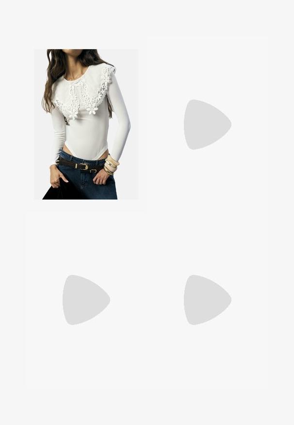 Hvid langærmet bodysuit med blonder i blomsterdesign på kraven; parret med mørke denimjeans og lagdelte armbånd i neutrale nuancer.; Bershka WIDE-LEG - Wide leg - black; Bershka Højhælede sandaletter / Højhælede sandaler - black; Bershka WITH CHAIN - Håndtasker - black