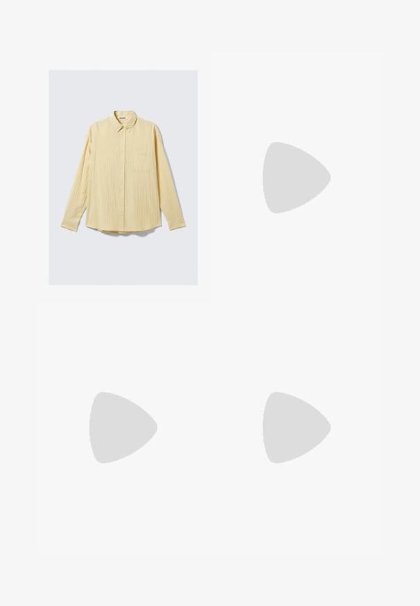 Camicia a maniche lunghe con bottoni in morbido tessuto giallo, caratterizzata da una finitura texturizzata, colletto e una singola tasca sul lato sinistro del petto.; T-shirt bianca in cotone con scollatura rotonda e maniche corte. Il design è semplice, senza motivi o accenti.; YOURTURN UNISEX - Jeans baggy - beige/black; Mocassino da uomo in pelle nera con suola spessa e cucitura a moc toe, presentato in profilo su sfondo bianco.