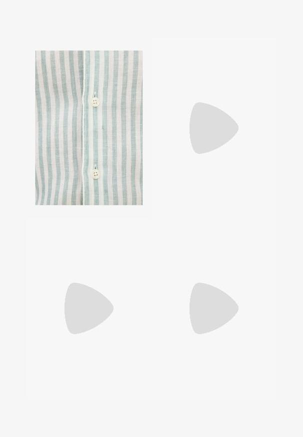 Camicia a righe con righe verticali azzurro chiaro e bianche, realizzata in un tessuto leggero, con un bottone bianco visibile e dettagli cuciti.; Jeans in denim neri a gamba dritta con cinque tasche, chiusura a bottone e passanti per cintura, adagiati su uno sfondo bianco.; Mocassini in pelle nera con finitura liscia, punta arrotondata e fascia decorativa sulla tomaia. Caratterizzati da una suola nera bassa.; Collana in argento con un pendente dettagliato a forma di pianeta, adornato con piccole decorazioni e motivi intricati.