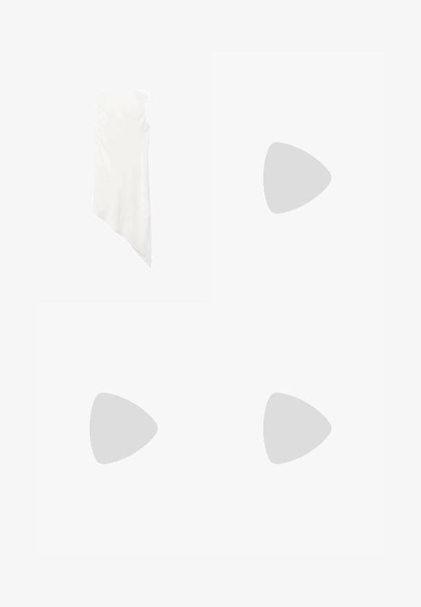 Mouwloze witte jurk met een ronde halslijn en een asymmetrische zoom die aan de ene kant tot een punt hangt.; Zwarte broek van gladde stof, met een recht gesneden ontwerp, voorkruiken en een platte tailleband zonder zichtbare bevestigingsmaterialen of versieringen.; NA-KD Klassieke pumps - black; Zwarte ovalen zonnebril met donkere lenzen, een glanzend plastic frame, dunne veren en een kleine gouden accent aan de zijkant.; Zwarte leren schoudertas met een gladde textuur, gebogen vorm en verstelbare hengel. Heeft minimale stiksels en een eenvoudig ontwerp.