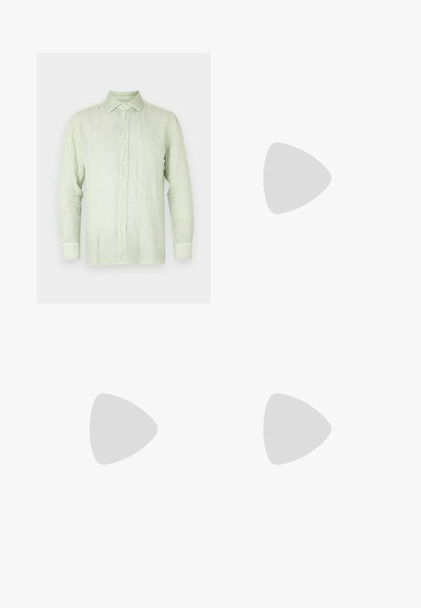 Lys grønn lin skjorte med lange ermer, knappelukking foran og spiss krage. Har kremfargede knapper og en avslappet passform. Glatt tekstur.; Marineblå, skreddersydde bukser med rett ben-design, folder foran, knappelukking, og ingen synlige lommer. Glatt stofftekstur.; Hvit sneakers med semsket detaljer, rund tå, flate snøringer og en kremfarget gummisåle. Har grønn merking på hælen.; Plastik solbriller med kappe-mønster, åttekantede brune linser og tynne gullfargete detaljer på rammen.