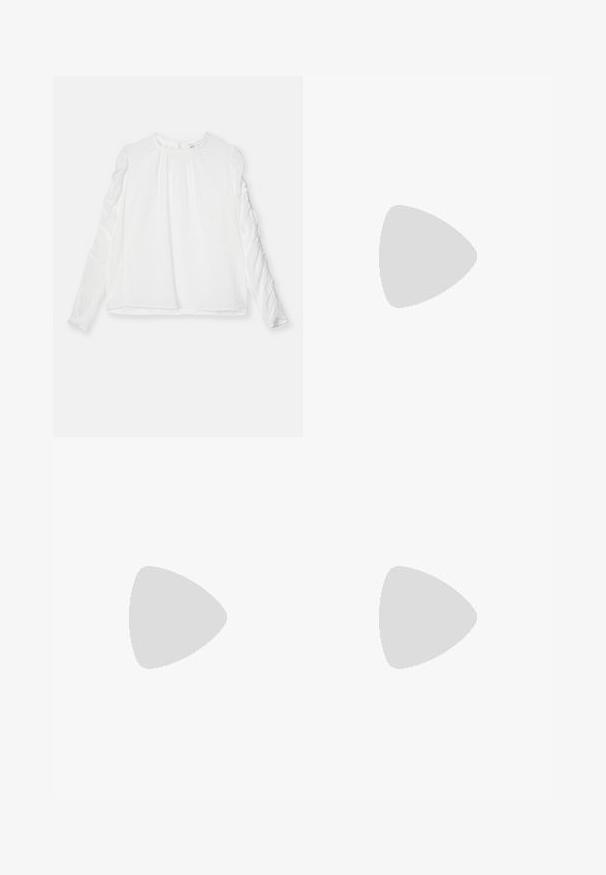 Maglietta bianca a maniche lunghe con scollatura rotonda e dettagli arricciati sulle maniche. Realizzata in tessuto leggero con una vestibilità fluida.; Jeans a gamba larga in denim grigio scuro. Presentano una vita alta, design a cinque tasche e chiusura anteriore con bottone. Texture liscia con un leggero sbiadimento.; Sandalo in pelle nera con punta quadrata, cinturini sottili, cinturino alla caviglia regolabile e tacco basso. Presenta un piccolo accento dorato sul cinturino.; Orecchino a cerchio in oro con una piccola gemma decorativa. Indossato da un modello con capelli lisci, abbinato a una camicia bianca con colletto.