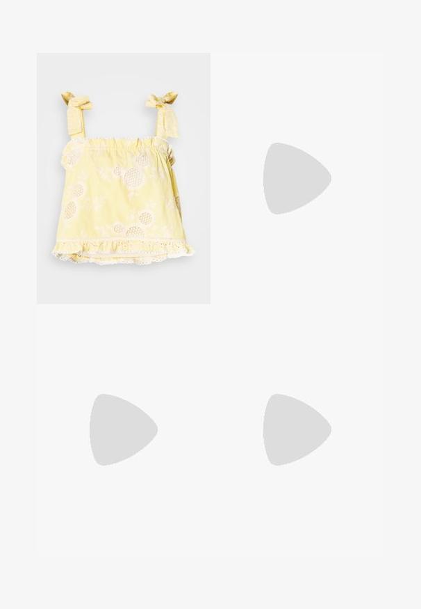 Ærmeløs gul top med stribet mønster, tekstureret blomsterbroderi, flæset kant og sløjfe-stropper. Stof ser let og blødt ud.; Bredde ben blå denim jeans med et klassisk fem-lomme design, med en frontknap og lynlås lukning, samt en diskret falmet tekstur.; Beige sportssko med sorte striber, gummibetræk samt sorte detaljer. Har en glat læderoverdel og et rundt tådesign.; Sorte rektangulære solbriller med grønne linser. Tyk plastikramme, lige arme og diskrete guld accenter på siden.; Beige læderhåndtaske med en struktureret, trekantet form, der har et sølvfarvet kædehåndtag og et kursivlogo i metal.