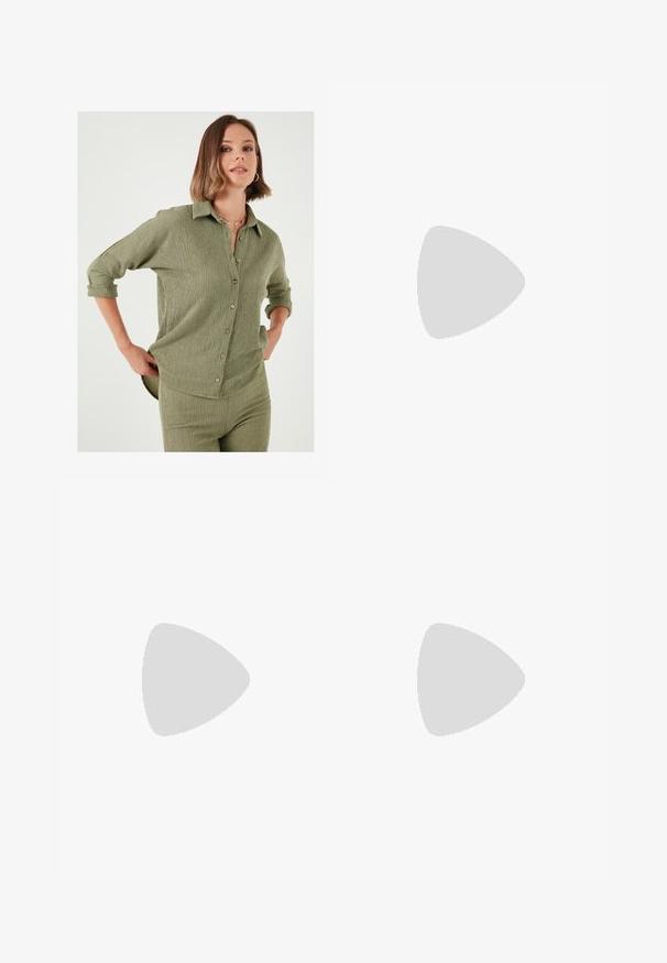Chemise vert olive en tissu texturé, à boutons sur le devant et manches retroussées. Des coutures horizontales créent des détails subtils et une forme.; Pantalons larges blancs en tissu léger. Dotés d'une taille élastique avec cordon de serrage et de poches latérales. Texture lisse.; Sandale blanche à talon haut avec une tige satinée brillante, un large talon bloc et une bride de cheville dotée d'une petite boucle. Texture lisse, design minimaliste.; Sac à main en cuir rose avec un rabat arrondi, une bandoulière unique et des lignes épurées. Le sac présente une texture lisse et un design minimaliste.