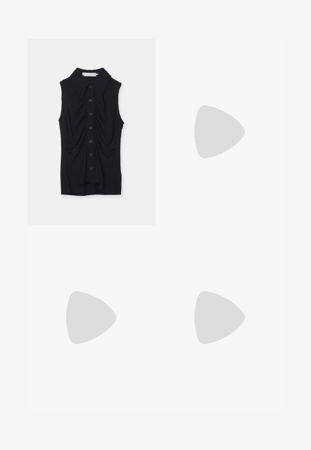 Proenza Schouler White Label FLORENCE - Cămașă - black; Pantaloni din piele neagră, evazați, cu o textură netedă, având două buzunare frontale cu accente negre și maro aproape de talie.; Cizme negre până la genunchi, fabricate dintr-un material neted, având un model discret cu ținte și toc de nuanță argintie. Asortate cu o rochie din satin roz.; Geantă de tote din plasă neagră, cu modele florale brodate, dotată cu mânere negre robuste și un etichetă cu logo pe față. Material translucid.