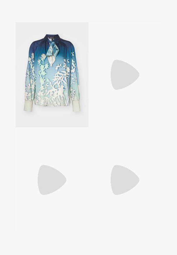 Zijden blouse met een gradient ontwerp van blauw naar groen, gekenmerkt door witte florale silhouetten, een gestrikt halslijn en lange mouwen met manchetten.; Zwarte op maat gemaakte broek met een recht model, voorzien van een soepele textuur en scherpe plooien aan de voorkant. Geen zichtbare hardware.; Zwarte puntige slingback schoen met een lage hak, gemaakt van soepel leer en voorzien van een uitsnede aan de zijkant voor ventilatie.; Zwarte leren handtas met een gestructureerd ontwerp, featuring een verkorte vorm, bovenhandvat en gouden hardwareaccent. Inclusief verstelbare schouderband.