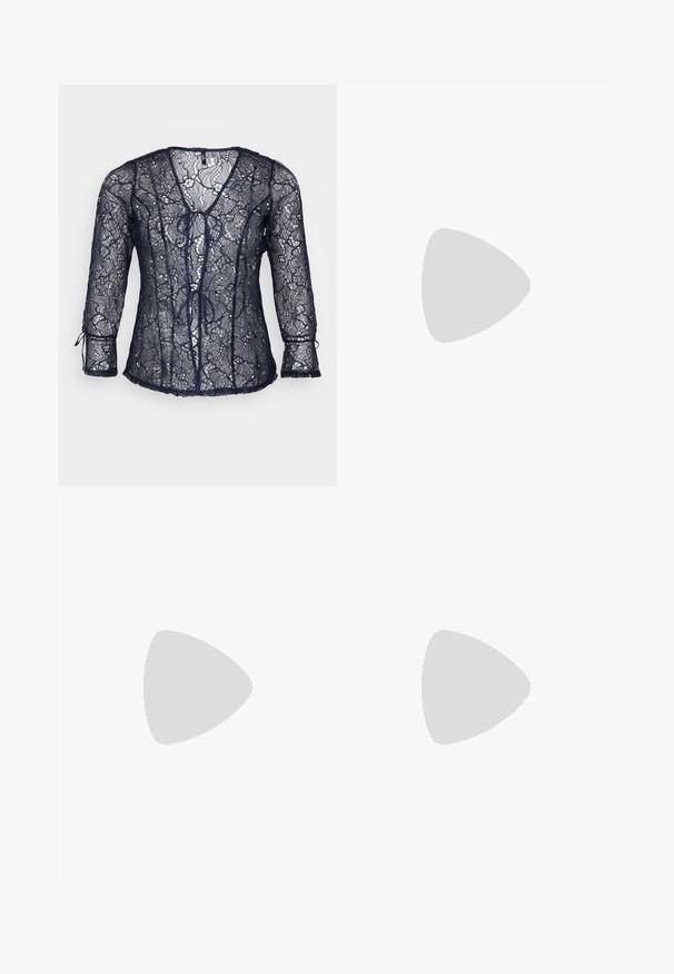 Marineblå blondebluse med V-hals og trekvartærmer. Har bindebånd detaljer foran og bølgede kanter. Let og gennemsigtig.; Lys blå denim shorts med klassisk pasform, der har en frontknaplukning, bæltestropper og to sidelommer. Glat tekstur og lige kant.; Even&Odd Høje støvler/ Støvler - dark red; Sølv hoop øreringe med en glat, poleret overflade. Rund form og sikker klik-lukning. Letvægtsdesign, der er velegnet til hverdagsbrug.