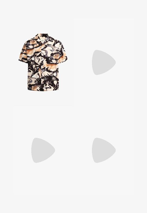 Kurze Ärmelbluse aus hellem Creme-Stoff mit einem abstrakten Muster in Schwarz, Braun und Blau. Mit Knopfleiste und offenem Kragen.; Schwarze Hose mit plissiertem Vorderdesign, aus glattem Stoff gefertigt. Mit Knopfverschluss und Gürtelschlaufen; gerade Passform.; Weiße Leder-Sneaker mit Schnürverschluss, strukturierter Oberfläche und dicker, weißer Gummisohle mit gezacktem Rand für besseren Halt.; Metallgestellte Sonnenbrille mit ovalen grünen Gläsern. Dünner silberner Metallrahmen und schwarze Ohrstücke. Minimalistisches Design, keine sichtbaren Logos.