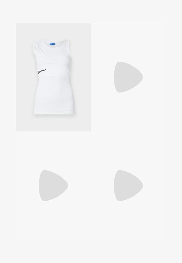 Top alb cu dungi, cu design asimetric, având un bretele pe umăr și un logo subtil negru pe partea din față.; Pantaloni tapered negri și albi, cu o croială slim și panouri contrastante. Materialul are o textură netedă; talia este plată și ajustată.; Pantofi cu toc slingback din piele neagră, cu vârful ascuțit, toc subțire și detaliu decorativ cu cataramă pe partea din față. Textură netedă și design elegant.; Geantă cu dungi alb-negru, cu o formă structurată, având un mâner superior, o curea din lanț detașabilă și un accent metalic cu logo.