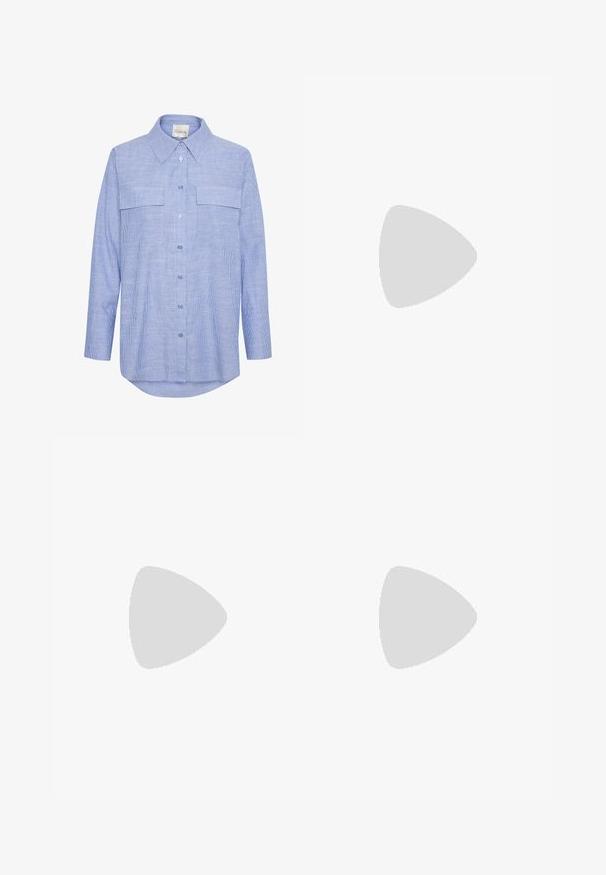Camicia azzurra chiara con righe verticali bianche, maniche lunghe, due tasche sul petto e colletto classico. Tessuto di cotone morbido.; Camicia leggera a righe di colore verde oliva con chiusura a bottoni e pantaloni corti coordinati, dotati di un elastico in vita e vestibilità rilassata.; Scarpe sportive con tomaia in pelle bianca, punta in suede grigia e tre strisce nere. Presentano un logo blu sulla linguetta e una suola in gomma testurizzata.; Occhiali da sole neri a forma quadrata con lenti grigie sfumate. Le montature sono lucide con un logo dorato sulle tempie. Design moderno con bracci spessi e robusti.