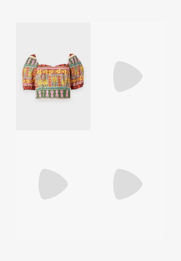 Top scurt colorat cu mâneci bufante, modele florale și de ananas intricate în nuanțe de roșu, galben, roz, verde și albastru pe un fundal deschis.; Pantaloni cu picioare largi, de culoare bej deschis, dintr-un material neted. Prezintă un brâu clasic și un față plată cu linii curate.; Sandal cu toc înalt din piele patent neagră, cu vârf ascuțit, toc dreptunghiular și accesorii din metal aurii.; Geantă din piele maro, tip crossbody, cu o formă curbată, accesorii aurii și un accent cu cataramă. Dispune de un curea de umăr detașabilă.