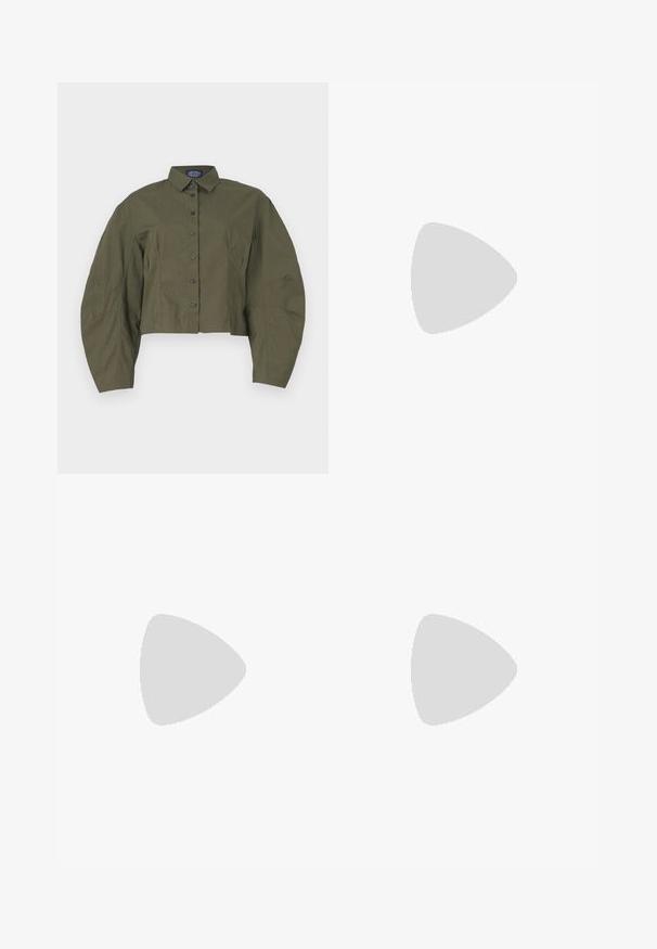 Camicetta verde oliva a maniche lunghe, con colletto strutturato e maniche a sbuffo, bottini neri. Tessuto liscio con minime texture.; Jeans neri a gamba larga realizzati in denim, caratterizzati da piccoli motivi a pois, design classico a cinque tasche e chiusura con bottone e zip.; Infradito neri con due accenti di fibbia dorata, materiale dalla texture liscia, suola piatta e design minimalista.; Borsa a spalla in vernice nera con forma curvata, una tracolla, tasche frontali e dettagli in metallo argentato.