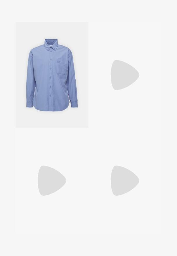 Lichtblauw overhemd met lange mouwen van katoen, voorzien van een button-down kraag, een borstzak en een klein logo op de borstzak.; Witte katoenen t-shirt met een blauw krokodillenlogo en "LACOSTE" tekst, korte mouwen, een ontspannen pasvorm en een gladde textuur.; Marineblauwe sportbroek van zachte stof, met een elastische tailleband en lichtblauwe zijkanten met een subtiel patroon.; Blauwe canvas sneakers met witte veters en rubberen zolen, weergegeven met denim broek en grijze geribbelde sokken, op een lichtgrijze ondergrond.