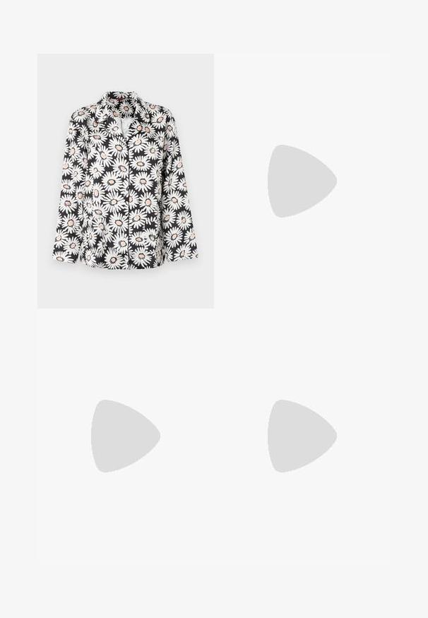 Chemise noire à boutons avec de grandes marguerites blanches et des centres orange. Dotée d'un col classique et de manches longues avec une coupe décontractée.; Pantalon noir ajusté avec une coupe droite, présentant une texture lisse et des plis nets sur le devant. Aucune quincaillerie visible.; Sandales beiges à talons carrés avec des fines brides et un bout carré. Matière lisse avec des détails minimaux, conçues pour un port facile.; Sac à main en cuir noir avec un design structuré, featuring une forme cropped, une poignée supérieure et des accents en matériel doré. Bandoulière réglable incluse.