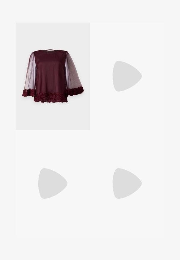 Burgundijska bluza s prozirnim, napuhanim rukavima. Rub ukrašen tkanim ružama, stvarajući teksturirani završetak. Glatka tkanina tijela. Okrugli izrez.; Crne hlače ravnog kroja s pojasom koji ima crne trakice s leđa. Glatka tkanina bez vidljivih uzoraka.; Crne kožne cipele s remenom oko pete, s izduženim vrhom, dekorativnim trakama s metalnim rupama i niskom blok petom. Teksturirana površina.; Crvena kožna torba s dva prednja džepa, zlatnim dodacima i zatvaranjem na patentni zatvarač. Ima zakrivljenu naramenicu i teksturiranu površinu.