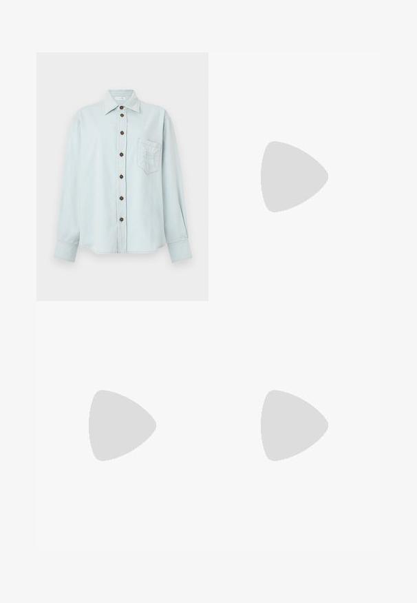 Ljusblå denimskjorta med långa ärmar, knäppning framtill, bröstficka och en något avslappnad passform. Den har kontrasterande sömmar och bruna knappar.; Marinblå skräddarsydda byxor med rak passform, med en slät textur, två framfickor och en ren midjeband.; Vita lädersneakers med en slät yta, rund tå, minimala öglor och en platt gummisula. Enkel design utan några ytterligare detaljer.; Svart läder axelväska med en slät yta, som har ett tunt, långt band och en subtil sömdetalj nedtill i mitten.