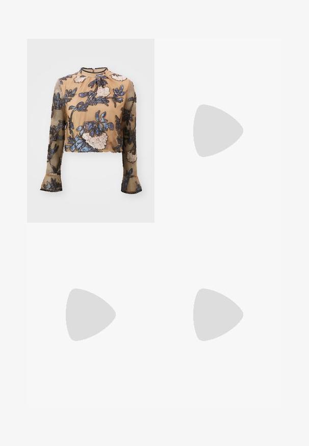 MUNTHE SERINO - Bluse - camel; Weite Hosen in Hellgrün mit vertikalen weißen Streifen. Sie haben eine hohe Taille, Gürtelschlaufen und eine glatte Baumwolltextur.; Transparenter Kunststoff-Schlupfschuh mit einem Gittermuster, runder Zehenpartie und einem kleinen silbernen Akzent an dem Riemen. Flexibler, durchsichtiger Sohlen. ; Geflochtene Strohtasche mit braunen Lederakzenten und -griffen. Besitzt ein ausgeschnittenes Logo und kontrastierende horizontale Bänder.