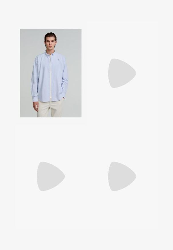 Lysblå og hvid stribet button-up skjorte med lange ærmer; har en krave og et lille broderet logo på brystet.; Hvid kortærmet t-shirt lavet af bomuld, med rund halsudskæring og en afslappet pasform med lige kant.; Sorte bomuldsbukser med en afslappet pasform, der har en klassisk talje, frontfolder og sidelommer. Glat tekstur uden mønstre.; Hvid sneaker med en glat syntetisk overdel, rund tå, flade snørebånd, struktureret sål og et lagdelt platformsdesign for ekstra højde.