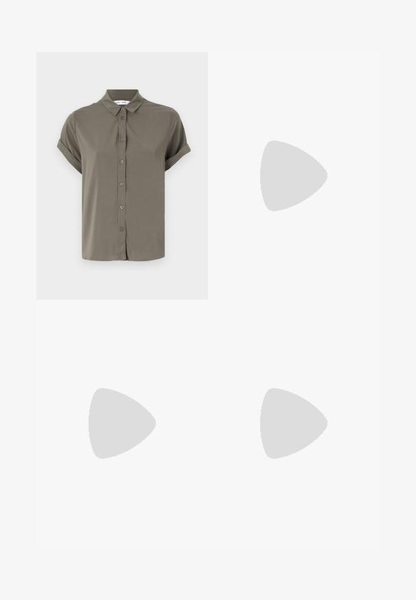 Camicia verde oliva a maniche corte, realizzata in tessuto morbido, con chiusura a bottoni sul davanti, colletto a risvolto e polsini arrotolati.; Jeans a gamba larga in denim di colore chiaro con vita alta. Caratterizzati da cuciture sottili e cinque tasche, con una texture leggermente sbiadita.; Mule in pelle patinata nera con punta affusolata, design curvato e tacco a blocco basso con cuciture decorative lungo la parte superiore.; Borsa a spalla in pelle nera con forma curva, texture trapuntata e dettagli in oro. Presenta una tracolla removibile e dettaglio del logo.