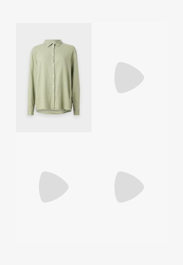 Világos zöld vászon ing, gombos elülső résszel, hegyes gallérral és hosszú ujjal. Lazább szabással és ívelt alsó szegéllyel rendelkezik.; Fekete, széles szárú nadrág sima anyagból, magas derekú, üzemben készült varrásokkal és minimalista dizájnnal. Nincsenek látható fémrészek vagy zsebek.; Sötétkék velúr bokacsizma elasztikus oldalpanellel, kerek orral és tömbsarkal. A texturált szövet és a sima talp kontrasztot ad.; Barna bőr válltáska sima felülettel, lekerekített formával, széles pánttal és kör alakú fém akcentussal a fogantyún.