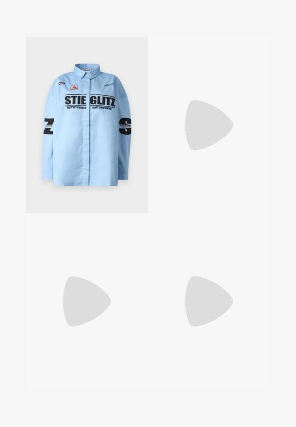 Stieglitz REZA - Blus - blue; Högmidjade blå denimjeans med utsvängd ben. Har fem fickor och knappstängning fram. Sömnadsdetaljer längs sömmarna.; Svart läderballerinaskor med rund tå, slät yta, minimala söm detaljer och en flexibel sula.; Brun läderhandväska med klaffstängning, guldfärgad hårdvara, axelrem och en slät yta. Kompakt rektangulär form.