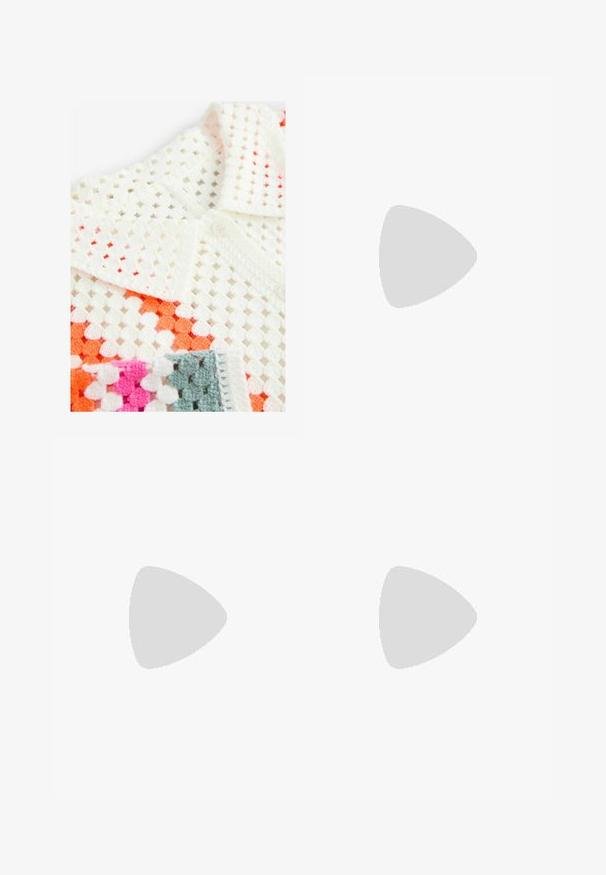 Un polo en crochet blanc avec un design en maille ouverte, complété par des accents orange, rose et gris ; il comprend un col à boutons et un tissu texturé.; Robe sans manches beige avec une coupe décontractée, fabriquée en tissu doux, dotée de fines bretelles et d'un ourlet droit.; Pompe argentée à talon slingback avec un bout pointu, une finition métallique texturée et un talon bloc triangulaire. L'intérieur présente des détails en cuir marron.; Sac en osier tissé avec une forme large et effilée, doté de deux poignées en cuir noir. Couleur beige naturel avec une surface texturée.