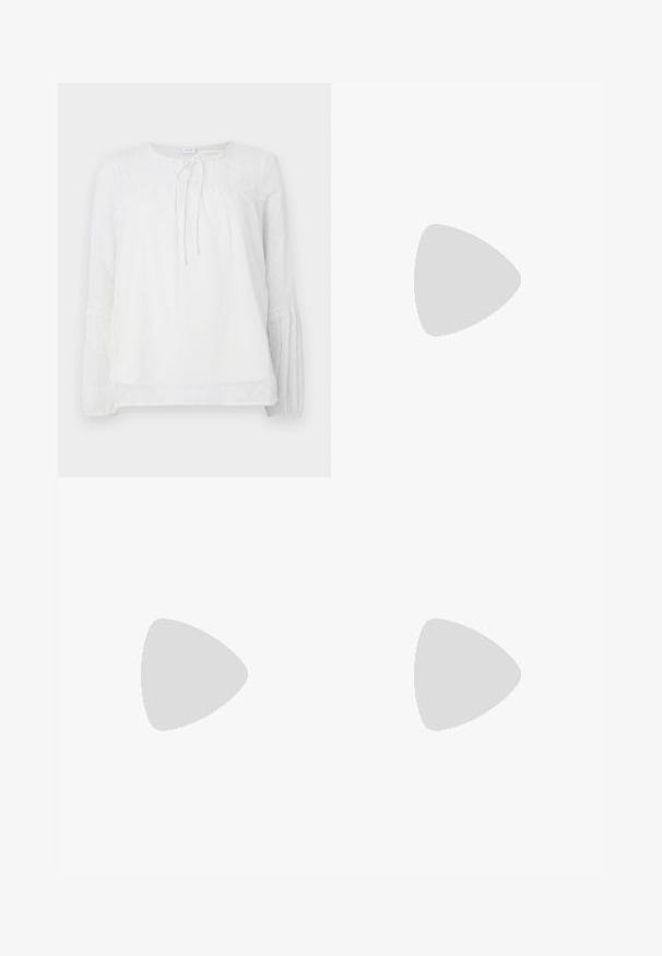 Witte blouse met lange mouwen en kantaccenten, ronde halslijn, geplooide borstpartij en gestructureerde stippen op een gladde stof.; Zwarte wijde broek gemaakt van gladde stof, met een klassieke tailleband met een knoopsluiting en voorplooien.; Zwarte leren puntige pump met een enkelbandje en een chunky hak. Vlakke textuur, strakke vormgeving en minimalistische esthetiek.; Zwarte leren handtas met een gebogen vorm, afneembare schouderband en gouden hardware. De tas heeft een klep met een gespsluiting.