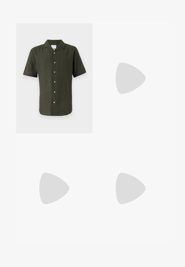 Camisa de lino de manga corta en verde oscuro con cuello, cierre de botones en la parte delantera y dobladillo recto. Tela texturada con un ligero brillo.; Camiseta blanca de manga larga hecha de algodón. Diseño de cuello redondo con puños acanalados y un pequeño logo en la manga izquierda. Textura suave.; Los jeans rectos de mezclilla negra presentan un diseño clásico de cinco bolsillos con cierre de botón, costuras mínimas y una textura suave.; Mocasines de cuero negro con un acabado suave, detalles de costura en la parte delantera y un tacón ligeramente elevado.