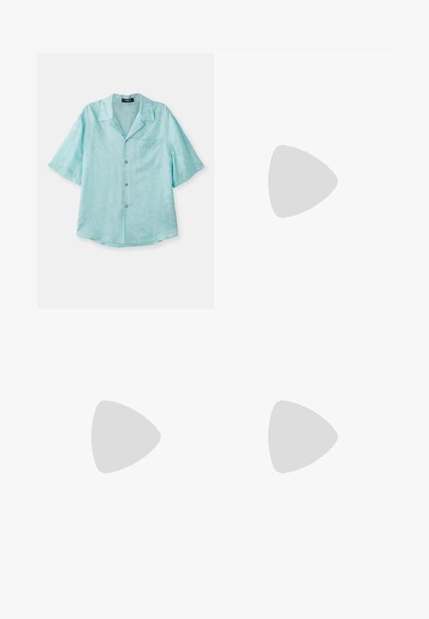 Una camicia azzurro chiaro a maniche corte, realizzata in un tessuto liscio, con colletto aperto, taschino frontale e una sottile fantasia strutturata, dotata di bottoni dorati.; Pantaloni beige con una vestibilità dritta, dotati di una vita con cordoncino, frontale plissettato e texture liscia. Design semplice e versatile.; Sneaker in suede beige con finitura texturizzata, punta rotonda, design con lacci e suola spessa in gomma color crema. Accent di tallone liscio.; Occhiali da sole neri rotondi con lenti scure e sottili bracci in metallo. Include punte trasparenti e accenti argentati alla cerniera. Design minimalista.