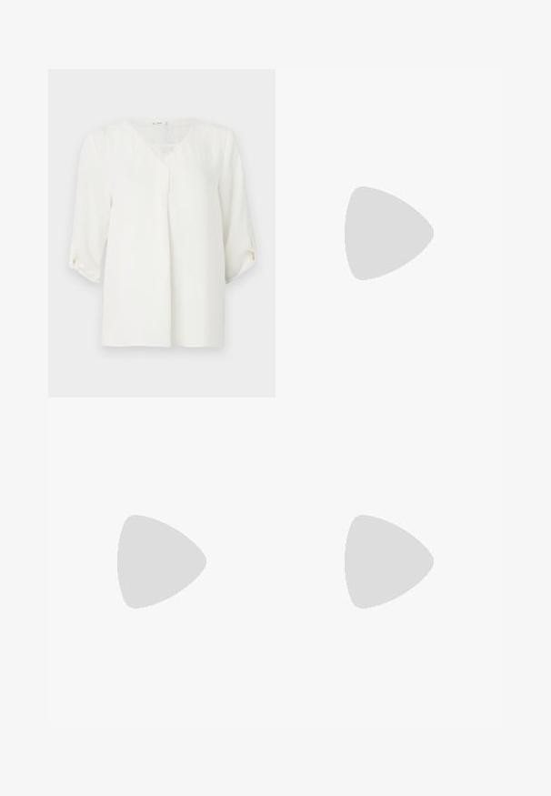 Blusa bianca con scollo a V, maniche a tre quarti e risvolti. Realizzata in tessuto leggero con una finitura leggermente testurizzata.; Gonna a pois blu navy con un tessuto fluido e morbido, design di lunghezza media e vita alta con un dettaglio di spacco laterale.; Scarpe slingback a punta in vernice beige lucida con tacco sottile e cinturino regolabile per una calzata sicura.; Orecchini a cerchio in argento con una finitura liscia e lucida. Forma rotonda con un design leggermente curvato e bordi sfumati. Chiusura a perno.