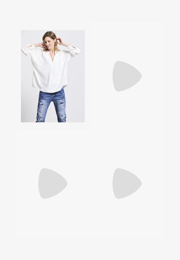 Weißes Langarmbluse mit V-Ausschnitt und geknöpften Manschetten. Verfügt über eine lockere Passform und eine glatte Textur. Kombiniert mit ausgebleichten blauen Jeans.; Stradivarius MINIMALIST WITH POCKETS  - Flared Jeans - royal blue; Weiße Sneakers aus glattem Synthetikmaterial mit Wildlederakzenten. Mit einer strukturierten Sohle, Schnürdesign und dezenten seitlichen Details.; Weiße Lederhandtasche mit strukturiertem Design, ausgestattet mit einem oberen Griff und einem goldfarbenen Verschluss. Glatte Textur und minimalistische Akzente.