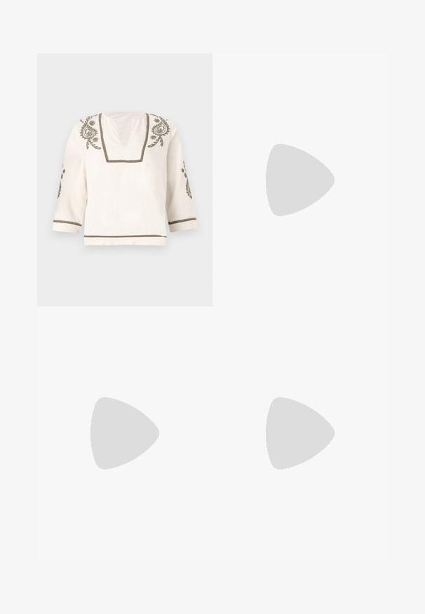 Linenová blúzka v off-white farbe, so zariadeným olivovým vyšívaním pozdĺž výstrihu a rukávov, s rukávmi po tri štvrtiny a hranatým lemom.; Čierne široké nohavice s vysokým pásom, so zapínaním na gombíky na páse a prednými sklady.; Čierne kožené lodičky s špicatou špičkou a nízkym blokovým podpätkom. Obsahuje remienok okolo členka so zlatým prackou. Hladký povrch.; Čierna kabelka so štruktúrovaným tvarom, hladkou textúrou a kovovou sponou. V kombinácii so širokými čiernymi nohavicami a sandálmi s otvorenou špičkou na drevenej podlahe.