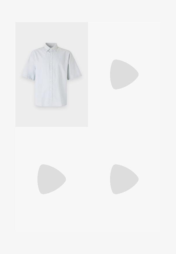Chemise boutonnée à manches courtes de couleur bleu clair, en coton, avec un col classique, un plastron frontal avec des boutons et une coupe décontractée.; Jean en denim bleu clair avec une coupe droite, présentant une taille mi-haute, cinq poches, et une fermeture à bouton et à fermeture éclair.; Mocassin en cuir noir avec un accent à frange, doté d'une semelle épaisse noire et d'une couture jaune le long du bord. Fini texturé.; Collier en métal argenté à trois couches présentant des chaînes flexibles et élégantes avec un léger éclat, sécurisé par un fermoir en forme de homard et une chaîne ajustable.