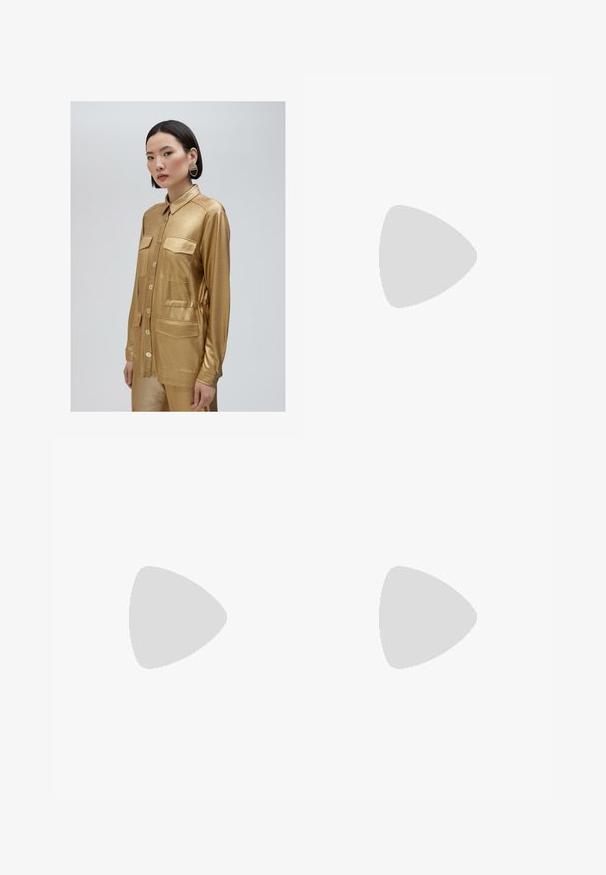 Metallisch goldene Shirtjacke mit Knopfverschluss, zwei Brusttaschen und verstellbarem Bund. Glatte Textur mit glänzendem Finish.; Marineblaue weite Hosen mit Falten, Knopfverschluss und Gürtelschlaufen, flach auf einem weißen Hintergrund präsentiert.; Sportschuhe mit einem Obermaterial aus weißem Leder, grauer Wildleder-Zehenkappe und drei schwarzen Streifen. Sie verfügen über ein blaues Logo auf der Zunge und eine strukturierte Gummisohle.; Bordeauxfarbene Ledertasche mit geschwungener Form, einem einzigen Schulterriemen und gesteppten Details in der Mitte. Glatte Textur, minimales Zubehör.