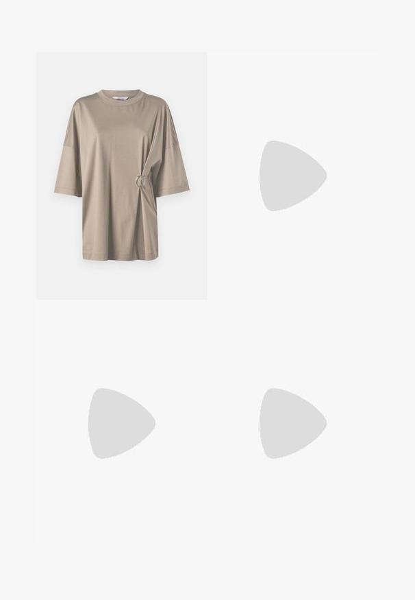 T-shirt beige a maniche corte, scollo rotondo e dettaglio ad anello argentato in vita. Realizzato in tessuto morbido con una vestibilità ampia.; Pantaloni neri realizzati in tessuto morbido, caratterizzati da vita alta, gambe larghe, pince frontali e classiche passanti per cintura. Non ci sono tasche laterali visibili.; Sandali neri in pelle con dettagli in oro, caratterizzati da più cinghie e una suola piatta per un design open-toe.; MICHAEL Michael Kors NOLITA HOBO  - Borsa a mano - black